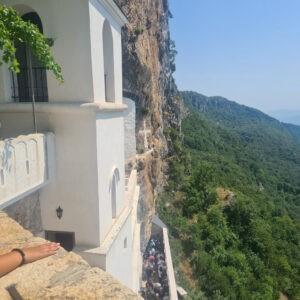 Ein bild aus Serbien, zu sehen ist eine Stein Wand und Wald.